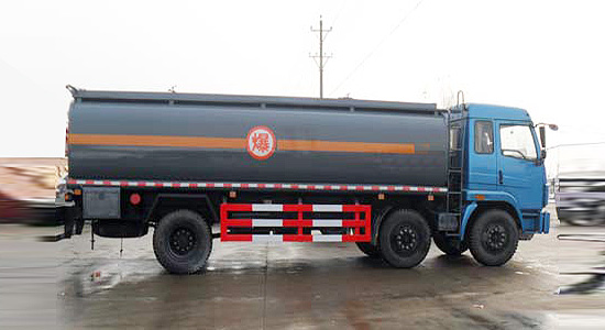 解放小三軸化工液體運輸車