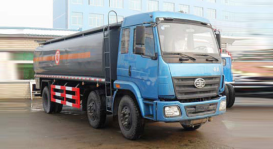 解放小三軸化工液體運輸車